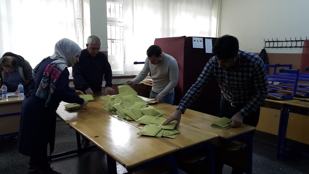 İlk sandıklar açılmaya başlandı 