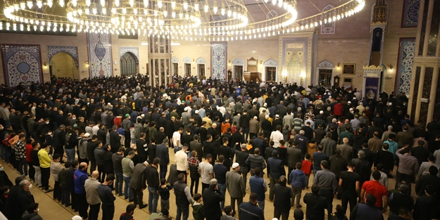 İlk teravih namazı coşkusu: Vatandaşlar camilere akın etti!