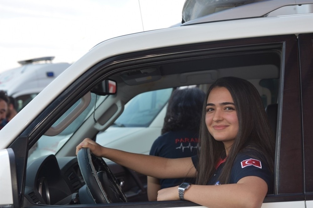 İlk ve acil yardımcılar ‘Paramedik Haftası’nı kutladı 