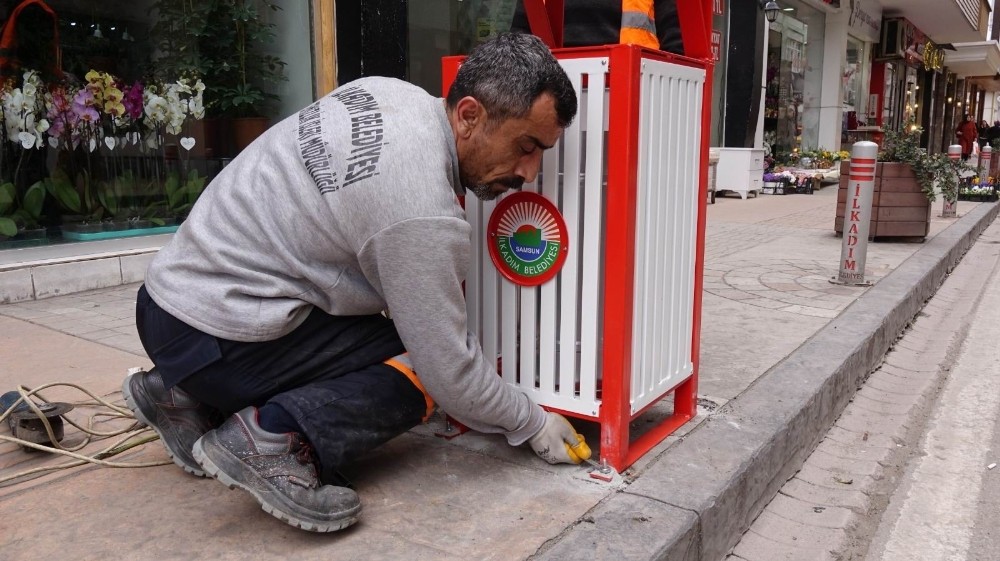 İlkadım’da çöp kutuları kırmızı-beyaz 