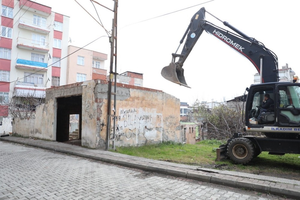 İlkadım’daki metruk binalar yıkılıyor 