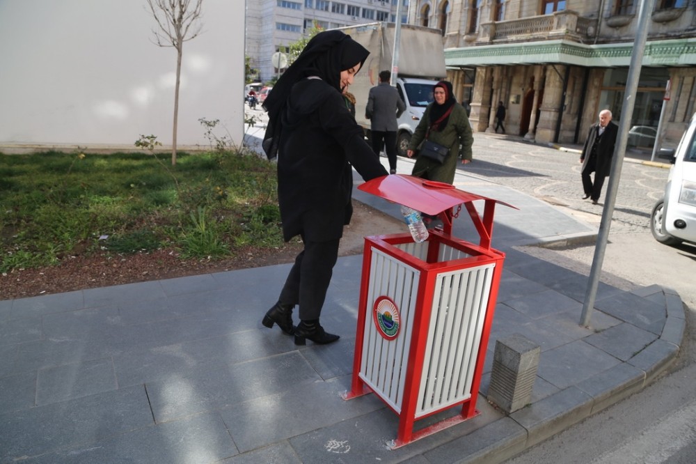 İlkadım’dan kırmızı-beyaz çöp kovaları 