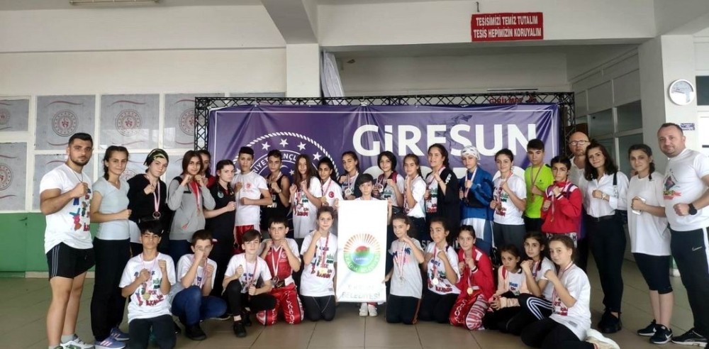 İlkadımlı sporcular Kick Boks turnuvasına damga vurdu 