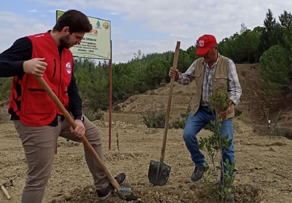 İlkay Gündoğan Adana'da 5 bin fidan diktirdi