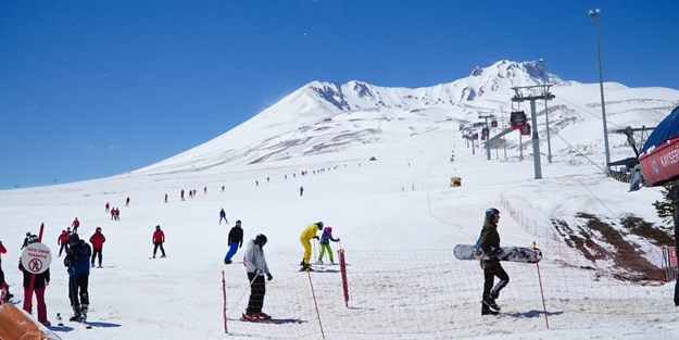 İlkbaharda kayak keyfi sürüyor