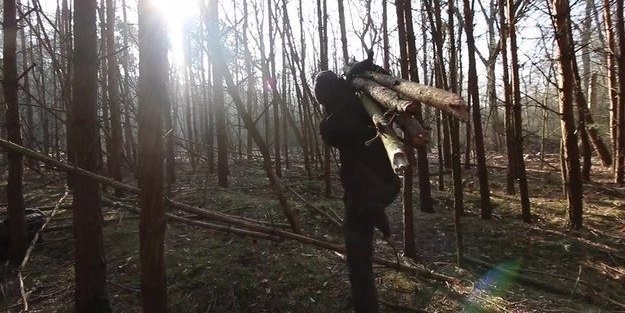 İlkel malzemelerle barınak inşa etti! Bakın nasıl!