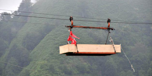 İlkel teleferiğe koyduğu odun, annesinin sonu oldu