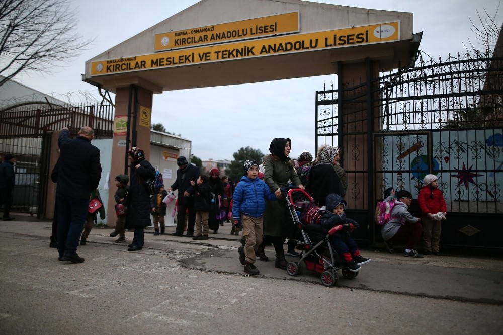 İlkokul liseye taşındı, aileler tepki gösterdi 