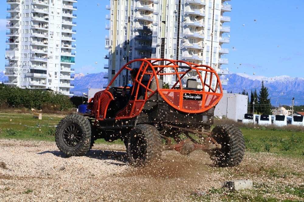 İlkokul mezunu demirci ustası, kendi yaptığı hayalindeki arazi aracıyla engelleri aşıyor 