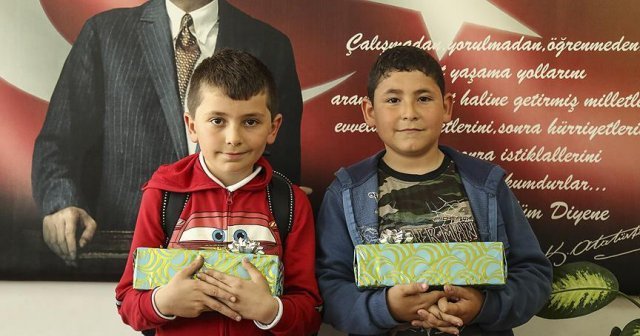 İlkokul öğrencileri bulduğu parayı iade etti