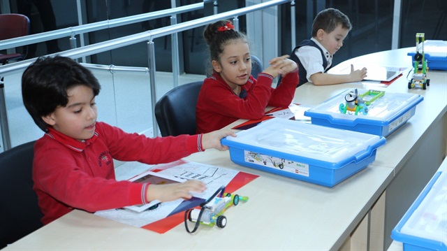 İlkokul öğrencileri devlet okulunda robot yapmayı öğreniyor
