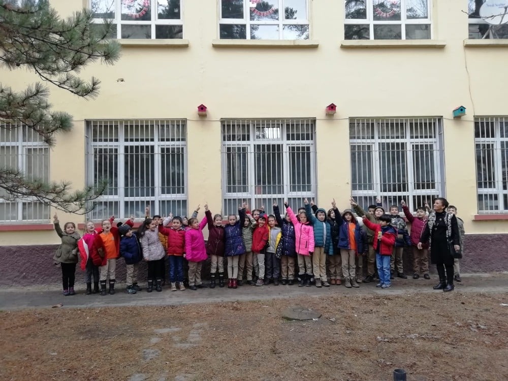 İlkokul öğrencileri kış günlerinde kuşlara sahip çıktı 