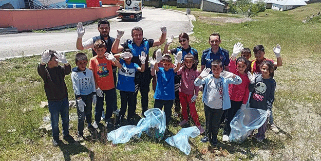 İlkokul öğrencileri polis ağabeyleriyle çevreyi temizledi