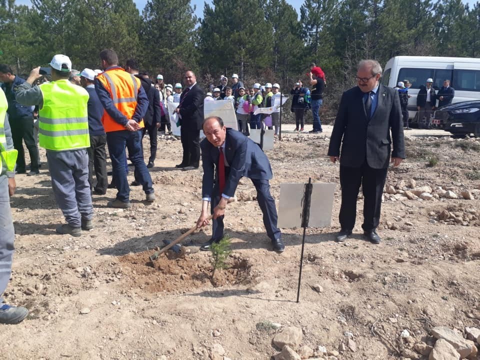 İlkokul öğrencileri ve protokol üyeleri fidan dikme etkinliğinde buluştu 