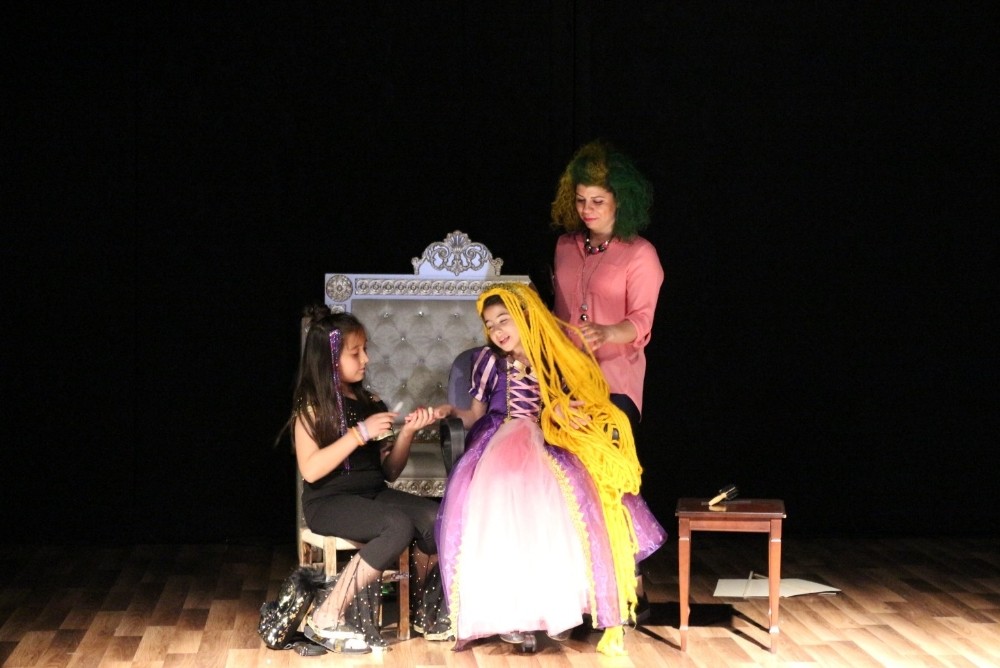 İlkokul öğrencileri velileri ile tiyatro sahnesine çıktı, ayakta alkışlandı 