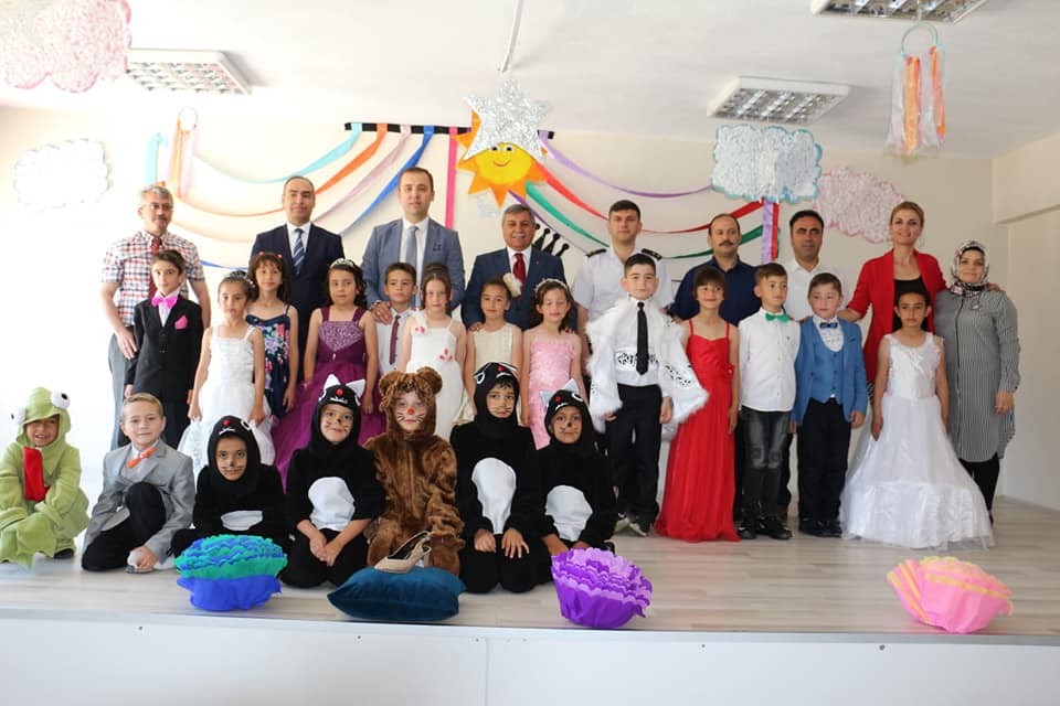 İlkokul öğrencilerinden ’’Bir acayip külkedisi’’ isimli tiyatro oyunu 