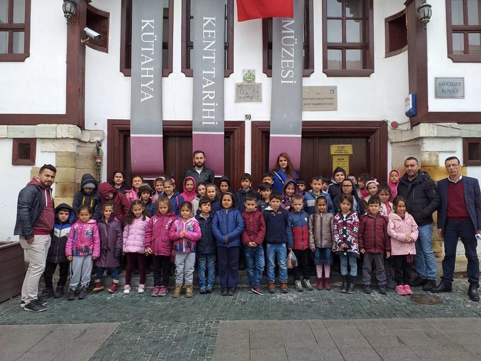 İlkokul öğrencilerinden Kütahya ve Çavdarhisar Aizonai Antik Kenti gezisi 