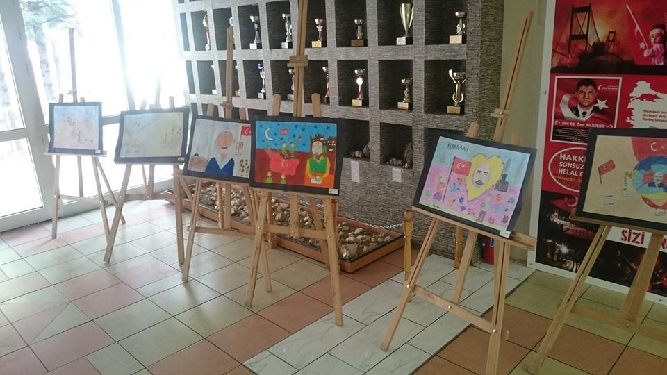 İlkokul öğrencilerinden Mehmet Akif Ersoy konulu resim sergisi 