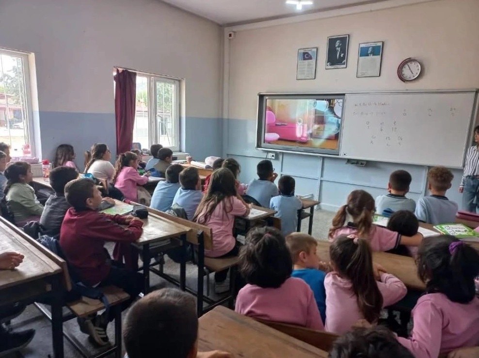 İlkokul öğrencilerine ağız ve diş sağlığı eğitimi