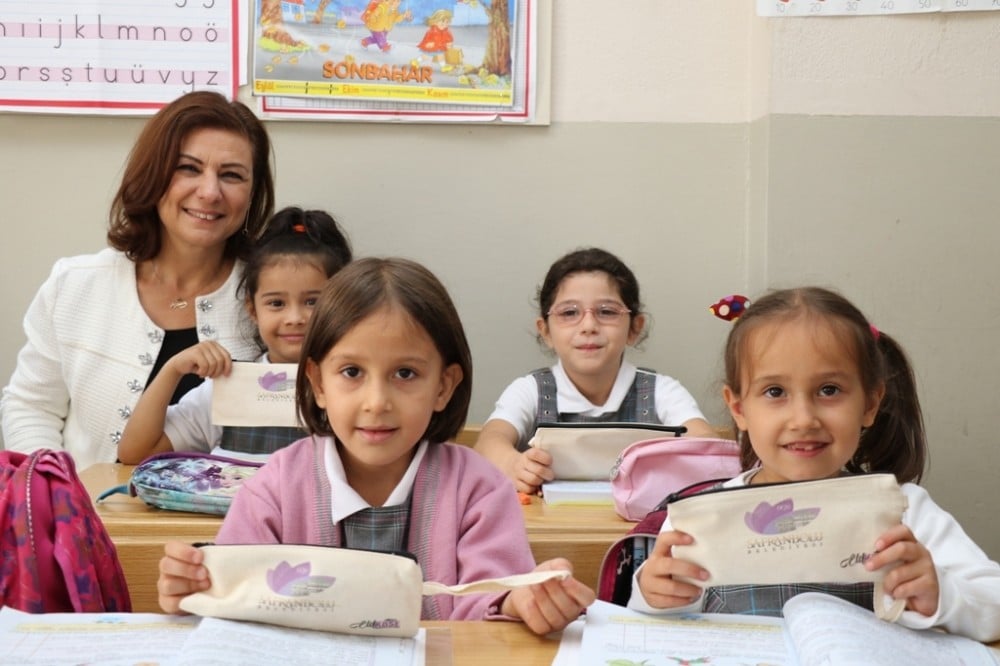 İlkokul öğrencilerine Başkan Köse’den hediye 
