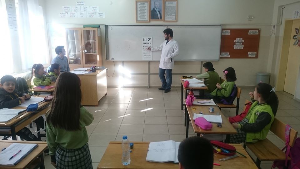 İlkokul öğrencilerine göz muayenesi 