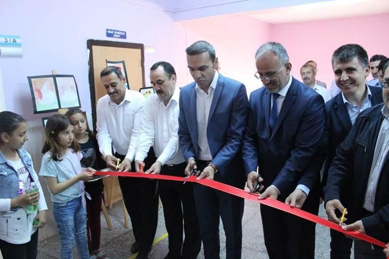 İlkokul öğrencilerinin resim sergisi törenle açıldı 