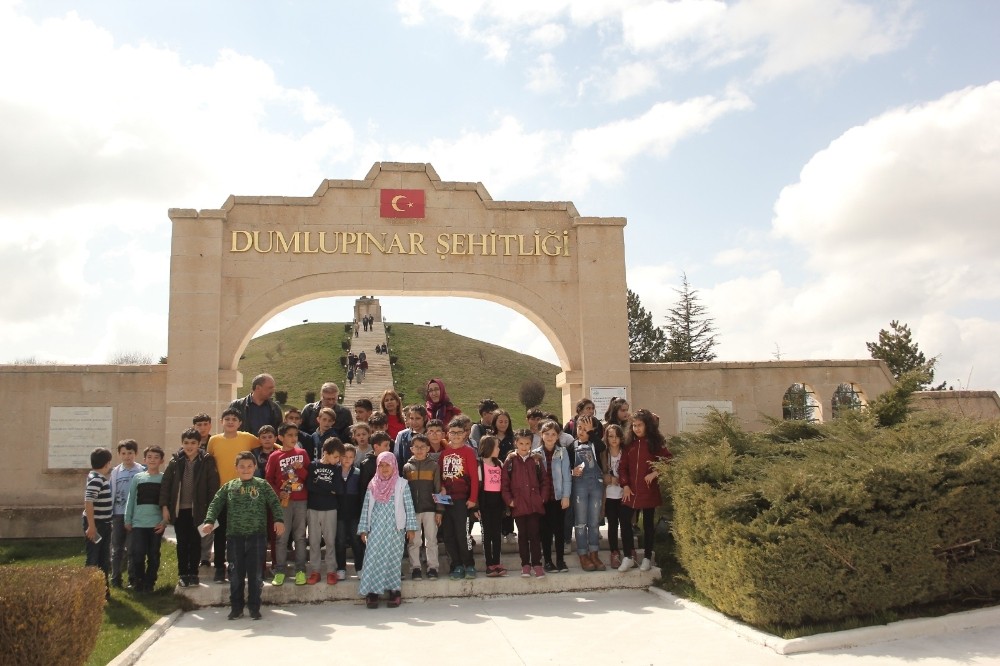 İlkokul öğrencilerinin şehitlik ziyareti 