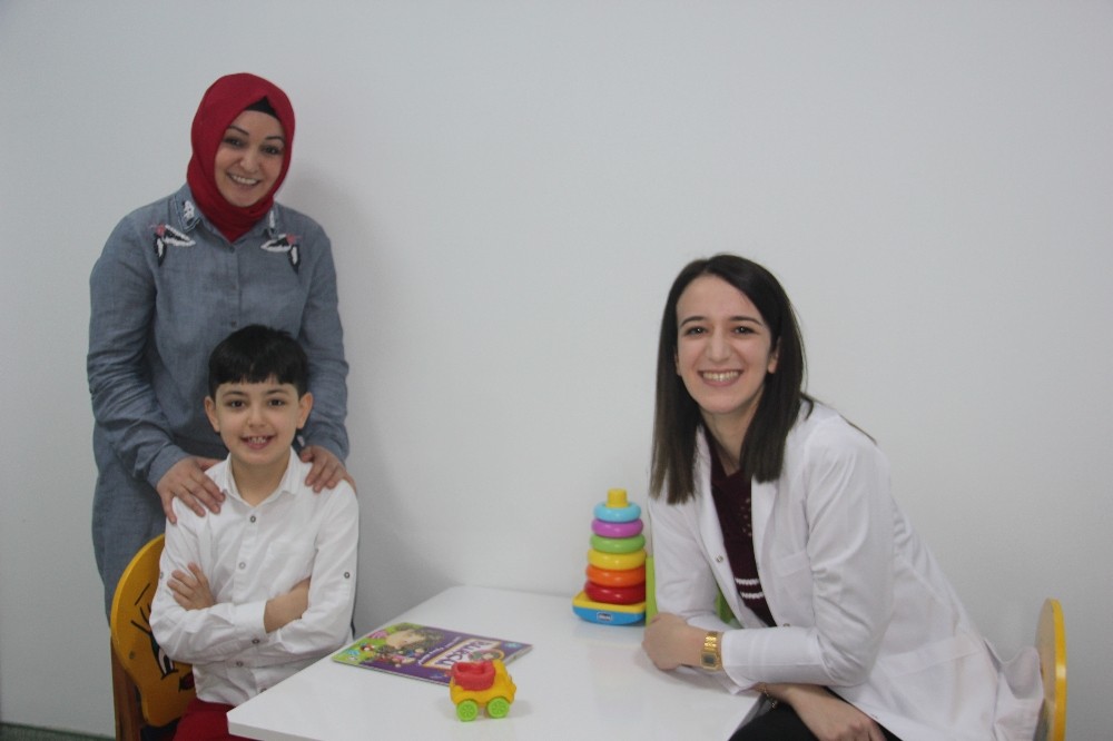 İlkokul öğrencisi 5 aylık terapinin ardından konuşma sesi bozukluğundan kurtuldu 