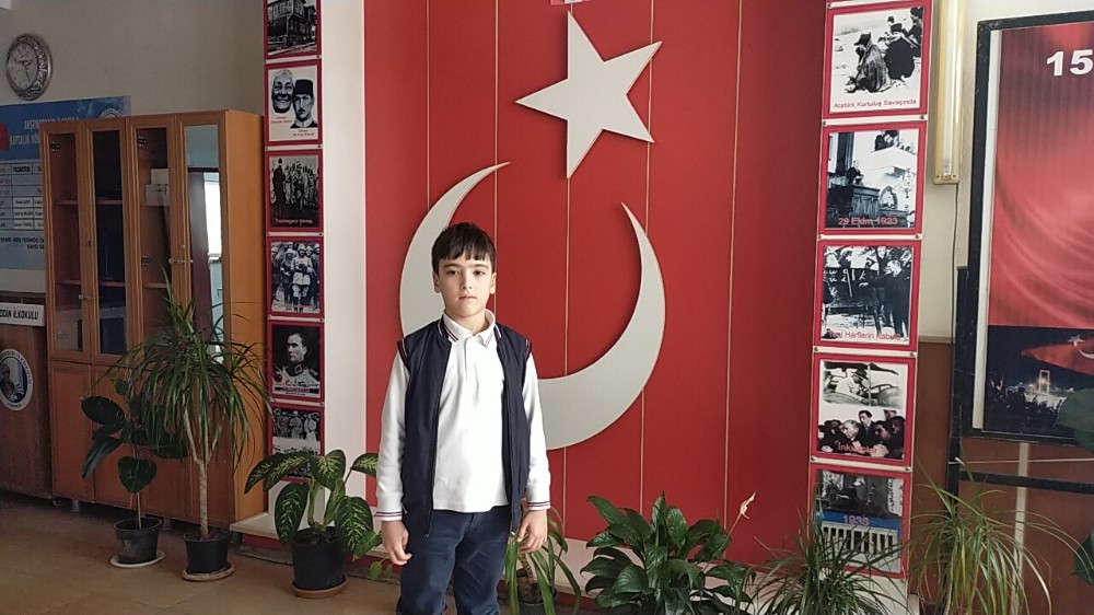 İlkokul öğrencisinden gururlandıran hareket 