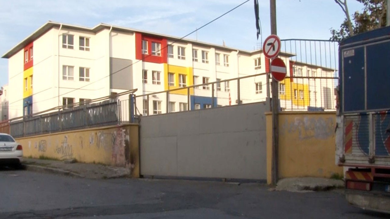 İlkokulda dehşet anları! Kapı öğrencilerin üzerine düştü: 4 yaralı