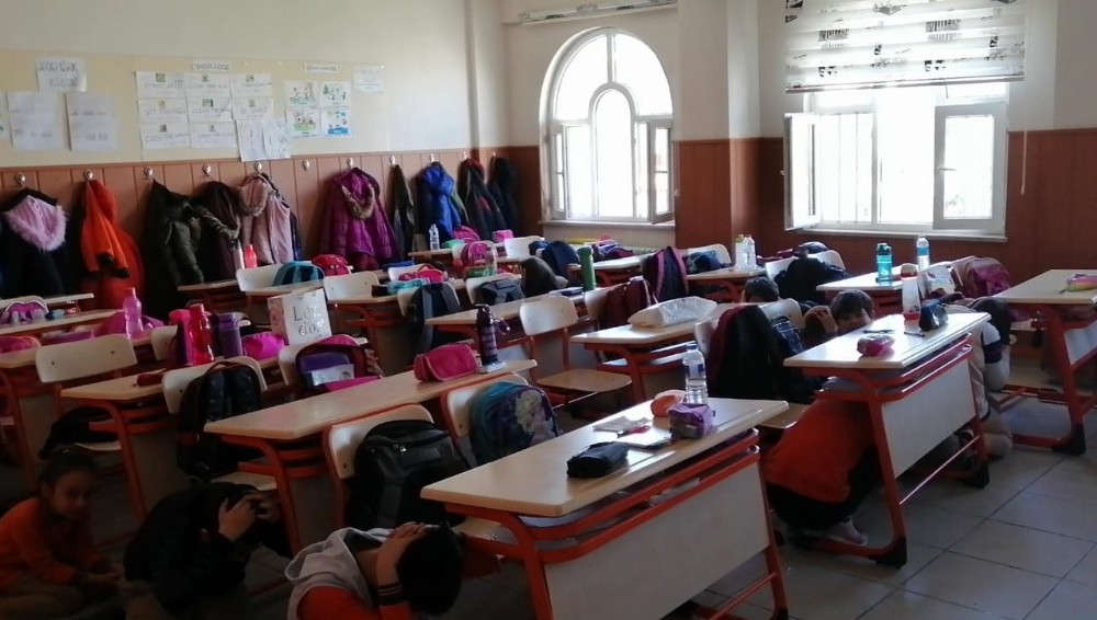 İlkokulda deprem tatbikatı 