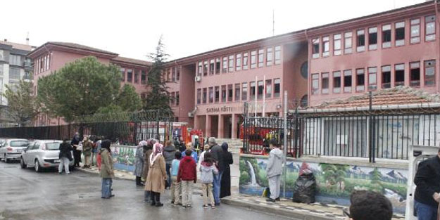 İlkokulda yangın paniği; yüzlerce öğrenci tahliye edildi