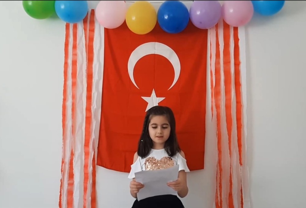 İlkokuldaki ilk 23 Nisan’ı evdeki törenle kutladılar 
