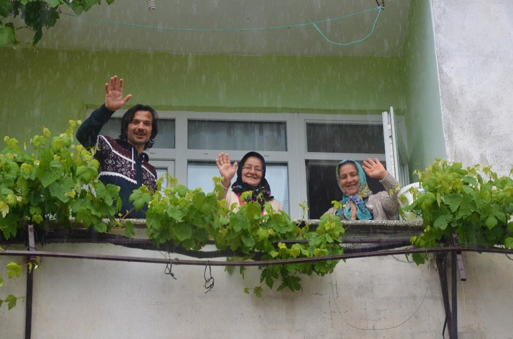 İller arası 5 adım olan mahallede bayramı balkondan balkona kutladılar 