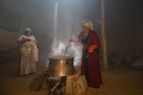 İlmek ilmek böyle işleniyor! Asırlar öncesini günümüze taşıyorlar