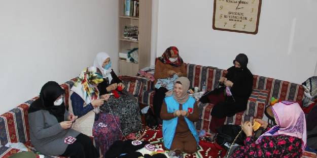 İlmek ilmek iyilik örüyorlar