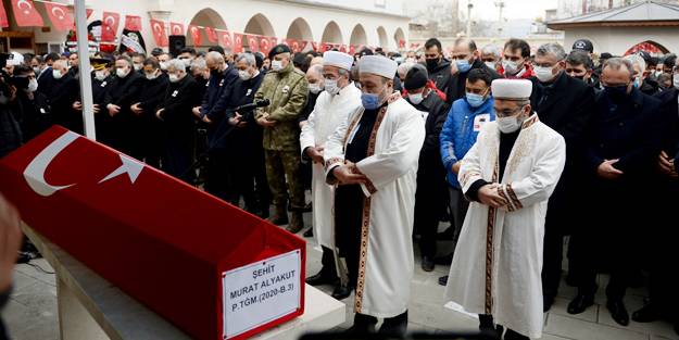 İmam ağabeyin en zor görevi! Şehit kardeşinin cenaze namazını kıldırdı