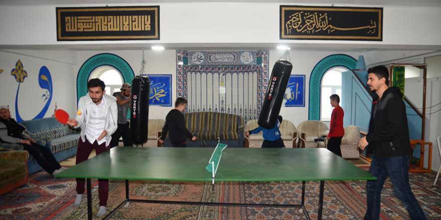 İmam caminin alt katını gençlik merkezine dönüştürdü