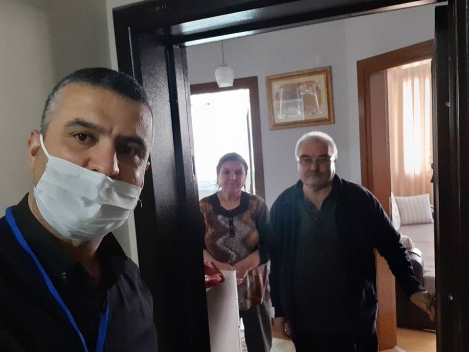 İmam, cemaatin bayramını evlerinde kutladı 