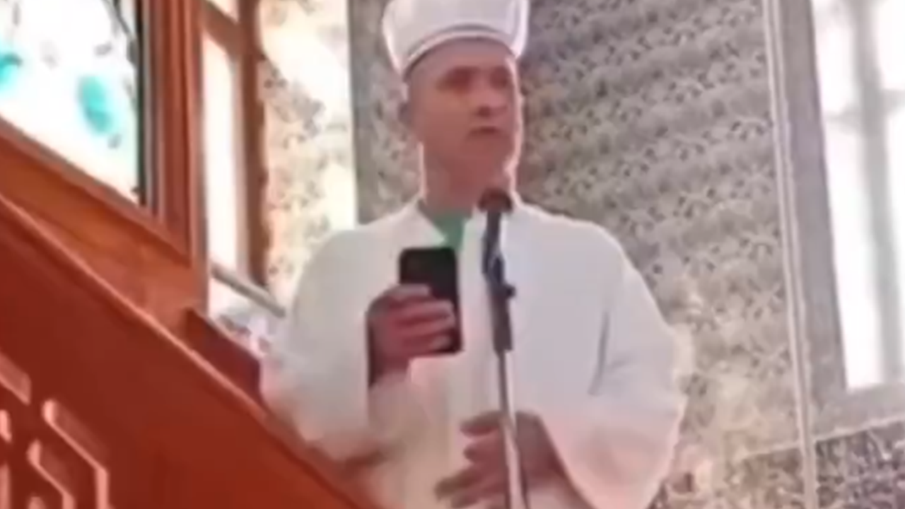 İmam cemaatin o hareketi karşısında çıldırdı: Bu namazı kıldırmıyorum, sizinle mi uğraşacağım