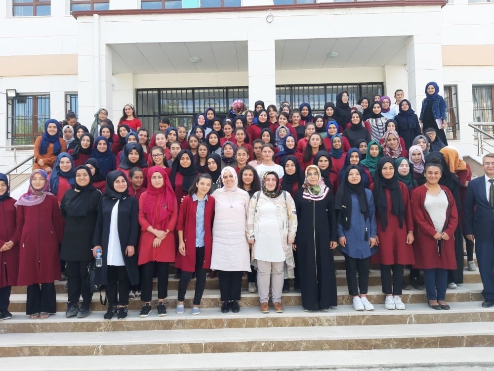 İmam Hatip Lisesinde kız öğrencilerle söyleşi 