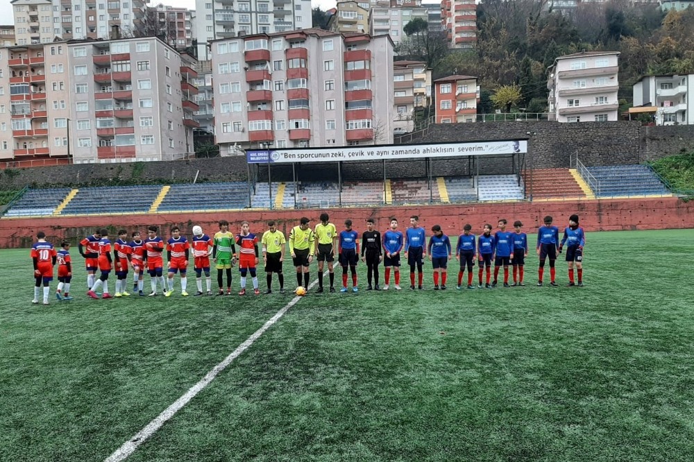 İmam Hatip Ortaokulu Bahçeşehir Kolejini 4-3 ile eledi 