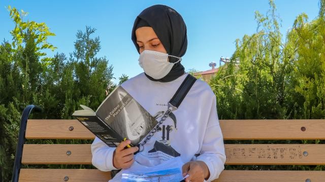 İmam Hatipli Elif, ‘Oxford’ yarışmasında birinci oldu