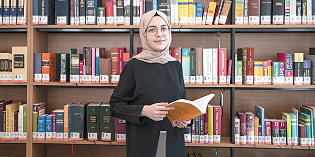 İmam Hatipli İclal’in büyük başarısı! 15 yaşında 5 dil biliyor