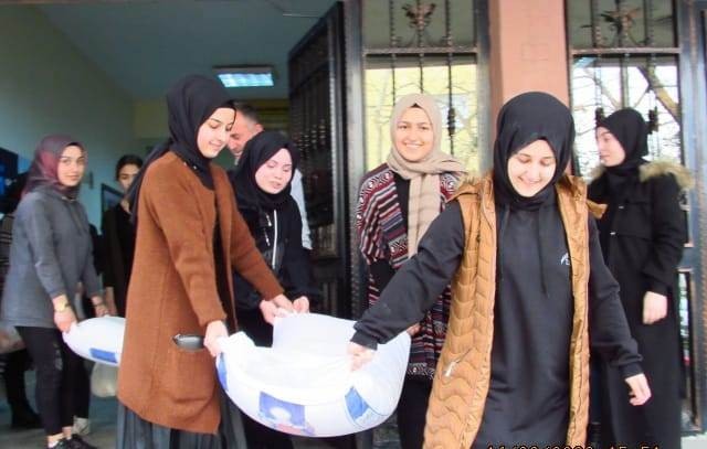 İmam hatipli kızlardan savaş mağdurlarına un yardımı 