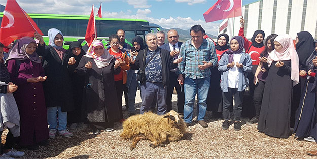 İmam Hatipliler Mehmetçik için kurban kesti