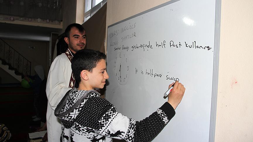 İmam yoksul çocuklara camide eğitim veriyor
