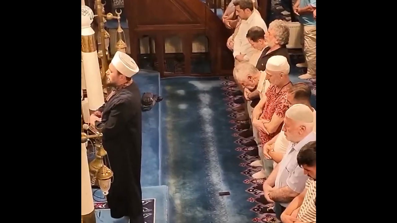 İmamın kıraati dinleyenleri mest etti