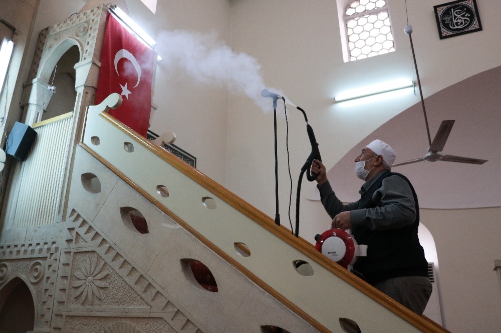 İmamlar camilerini dezenfekte ediyor 