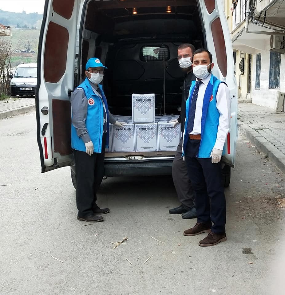 İmamlar yardıma muhtaç vatandaşların imdadına koşuyor 